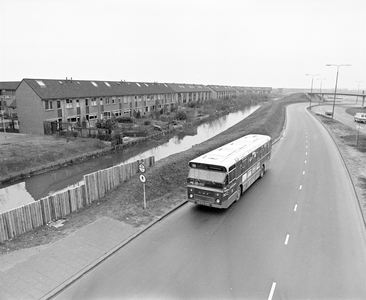 881474 Afbeelding van een autobus van het G.V.U. op de Safariweg te Maarssenbroek bij Maarssen, met links de huizen aan ...
